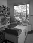 58649 Interieur van de melkwinkel M.J. de Groot (Hopakker 55) te Utrecht: de toonbank en vliegenkast.